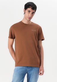 Tommy Jeans LINEAR CHEST TEE - Basic T-shirt - pecan nut