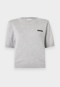 Maglione grigio a maniche corte realizzato in morbido tessuto, con colletto e orlo a coste, e un piccolo logo nero "BLANCHE" sulla parte anteriore sinistra.