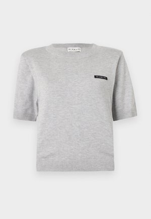 Suéter gris de manga corta hecho de tela suave, con cuello y dobladillo de canalé, y un pequeño logo negro "BLANCHE" en la parte frontal izquierda.