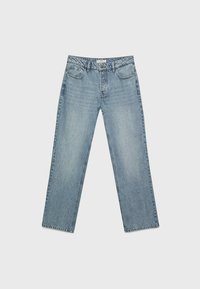 Jean en denim bleu clair avec coupe droite, passants pour ceinture, quatre poches et une texture légèrement délavée.