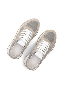 Beige Wildlederschuhe mit Mesh-Details, weißen Schnürsenkeln und einer strukturierten Sohle. Runde Zehenpartie und gepolsterte Zunge bieten Komfort.