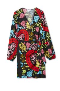Μαύρο φόρεμα σε περιτύλιγμα με πολύχρωμα λουλουδάτα και φυλλώδη μοτίβα σε ροζ, κόκκινο, πράσινο και μπλε, με μακριά μανίκια και λεπτομέρεια δέσιμου στη μέση.