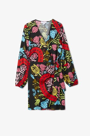 Črna obleka z ovitkom, okrašena z barvitimi cvetličnimi in listnatimi motivi v roza, rdeči, zeleni in modri barvi, z dolgimi rokavi in vezanjem v pasu.