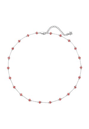 Silberne Kette mit gleichmäßig verteilten kleinen korallenroten zylindrischen Perlen und einem sternförmigen Anhänger am verstellbaren Verschluss.