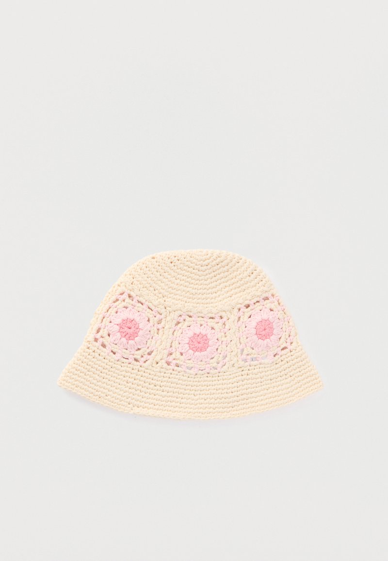 Καπέλο κουβάς πλεκτό σε κρεμ χρώμα με ροζ και ανοιχτό ροζ λουλουδάτα τετράγωνα μοτίβα γύρω από το στεφάνι.