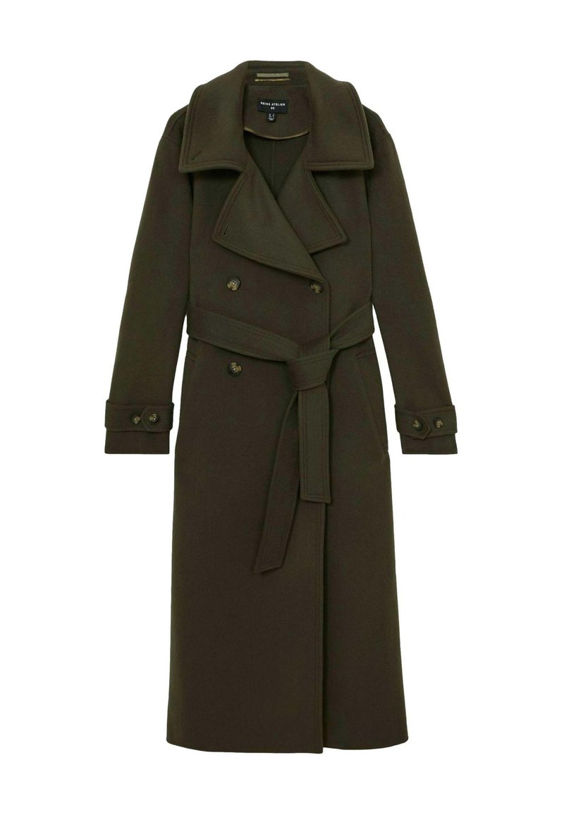 Pikk, tumeoliivne villane trench-kate laia kraega, kahe ridadega esitusega, eemaldatava vöö ja nööbitavate mansettidega. Sile tekstuur.