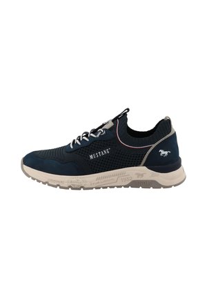 Marineblauer Sportschuh aus Mesh- und Wildledermaterialien, leichtes Design, weiße Logoakzente, strukturierte Sohle und kontrastierende beiger Einfassung.