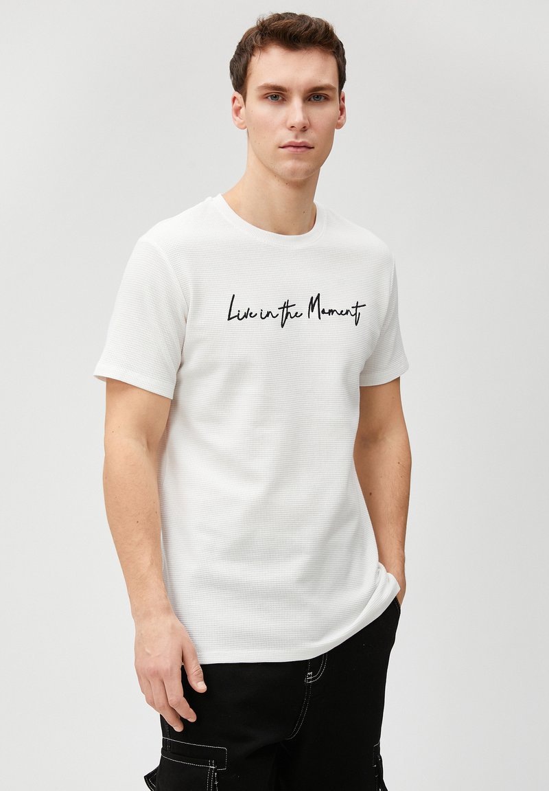 Koton Palm Printed Polo Neck T-Shirt Short Sleeve Button Detail, T-Shirt Garçons, Ecru Design