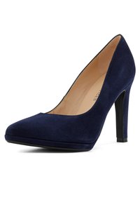 Zapato de tacón alto de ante azul marino con puntera puntiaguda, tacón delgado negro y forro interior suave. Parte delantera plana y detalles de diseño mínimos.