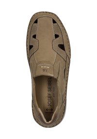 Ruskeat mokkakengät, joissa on rei'itetty ja leikattu muotoilu, vaaleanbeigeä korostusta ja teksturoitu pohja, jossa on tuotteen nimi. Merkitty erityisen leveäksi.