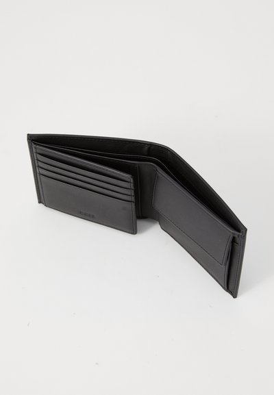 Portefeuille en cuir noir avec plusieurs emplacements pour cartes, une texture lisse et un design plié. Présente un logo en relief sur l'extérieur.