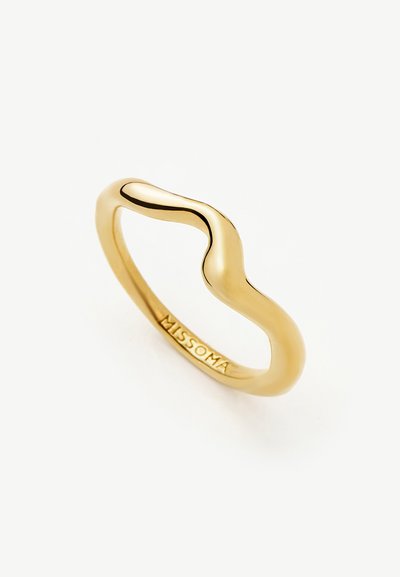 Λευκόχρυσος δακτύλιος με απαλή κυματιστή μορφή και τη λέξη «MISSOMA» χαραγμένη στην εσωτερική πλευρά, απεικονισμένος σε λευκό φόντο.