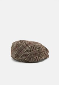 Gorra plana de cuadros marrones hecha de tela texturizada. Presenta una corona redondeada y un ala ligeramente extendida. Los acentos incluyen líneas marrones oscuras.