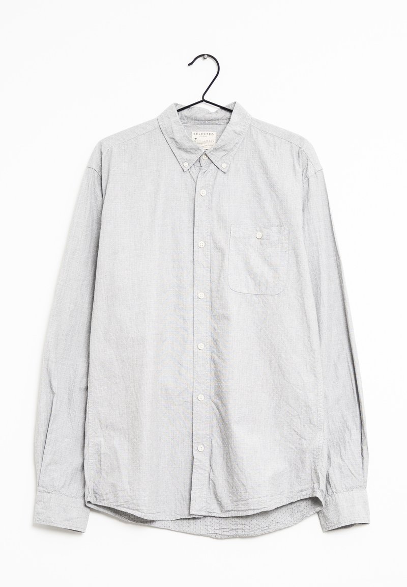 Světle šedá košile s dlouhým rukávem na knoflíky, která má límeček, kapsu na levé části hrudi a jemnou texturu látky s volným střihem.