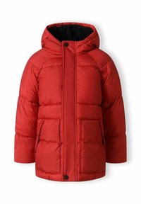 Veste rembourrée rouge avec capuche, dotée d'une fermeture éclair centrale, de deux poches avant et d'un intérieur noir contrastant. Texture lisse avec des sections matelassées.