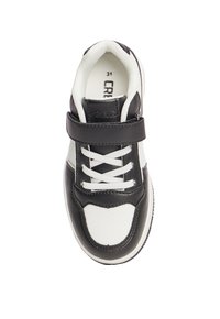 Schwarz-weißer Sportschuh mit einer glatten Lederoberfläche, perforiertem Zehenbereich, weißen Schnürsenkeln und einem Klettverschlussriemen für einfaches An- und Ausziehen.