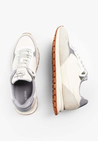 Zapatillas blancas con acentos de ante gris, parte superior de malla texturizada, cierre con cordones y suela de goma naranja. Logo distintivo en la lengüeta.