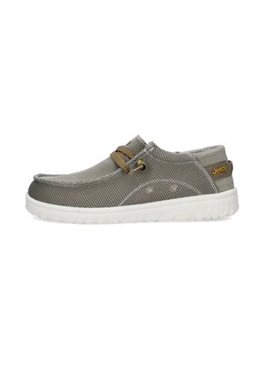 Scarpa casual slip-on grigio chiaro con suola bianca, tessuto strutturato, occhielli laterali, lacci marroni e logo "Jeep" sulla linguetta del tallone.