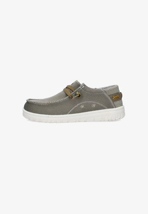 Scarpa casual slip-on grigio chiaro con suola bianca, tessuto strutturato, occhielli laterali, lacci marroni e logo "Jeep" sulla linguetta del tallone.