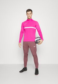 Nike Performance M NK DF ACD TRK PNT KP FP HT - Calças de fato de treino - dark beetroot/summit white