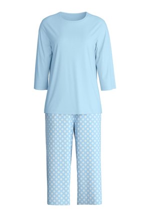 Lichtblauw top met lange mouwen gecombineerd met lichtblauwe cropped broek met een patroon van gelijkmatig verdeelde witte stippen.