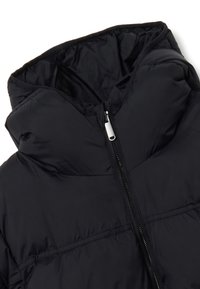 Giubbotto nero invernale con colletto alto, dotato di chiusura centrale con cerniera e texture trapuntata. Materiale leggero con finitura liscia.