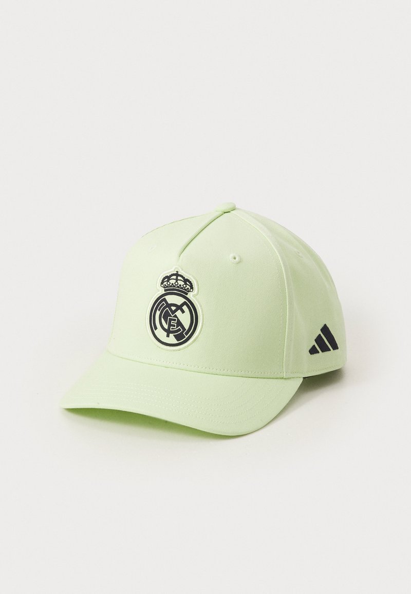 Casquette de baseball ajustable vert clair avec un logo noir et blanc du Real Madrid à l'avant et des rayures noires d'Adidas sur le côté.