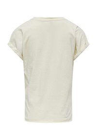 Camiseta de manga corta color crema con mangas enrolladas, hecha de suave tela de algodón, con un diseño liso y un ajuste regular.