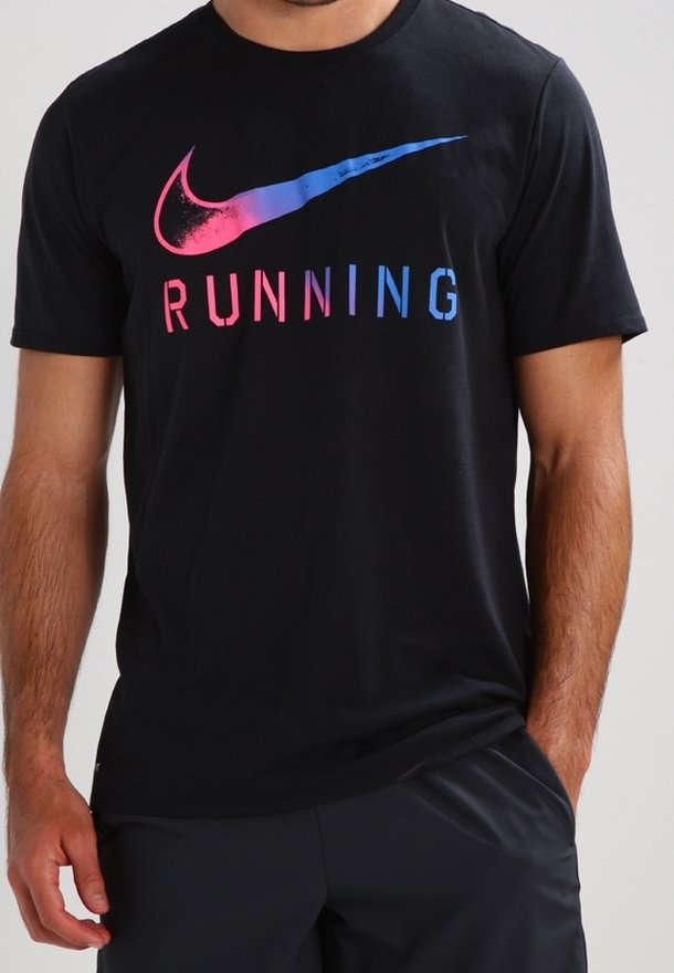 Černé tričko Nike s vícebarevným gradientním logem a slovem "RUNNING" v tučném, moderním fontu. Krátké rukávy, hladká textura.
