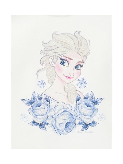 Baltas audinys, kuriame pavaizduotas personažas su šviesiais plaukais, mėlynomis akimis ir gėlių raštu, sudarytu iš mėlynų rožių ir snaigių.