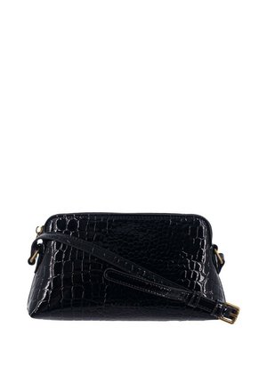 Borsa rettangolare nera lucida con stampa effetto coccodrillo, tracolla regolabile e hardware color oro su sfondo bianco.