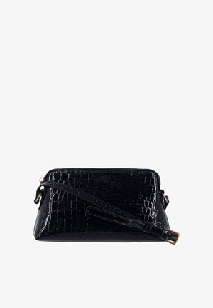 Borsa rettangolare nera lucida con stampa effetto coccodrillo, tracolla regolabile e hardware color oro su sfondo bianco.
