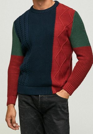 Maglione lavorato a maglia chunky con un design a blocchi di colore blu navy, rosso e verde, arricchito da motivi testurizzati e polsini e orlo a coste.