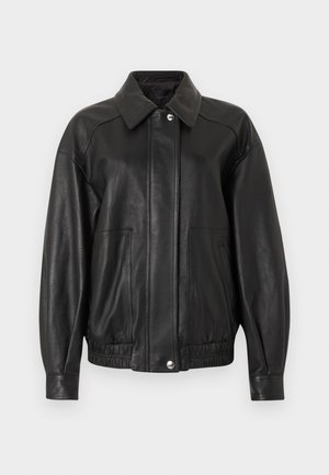 Juoda dirbtinės odos striukė su apykakle, spaudžiama sagos užsegimu, ilgomis rankovėmis, dviem priekinėmis kišenėmis ir elastingu liemeniu.