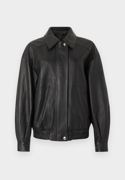 Μαύρο τζάκετ από συνθετικό δέρμα με γιακά, κούμπωμα με κουμπιά τύπου snap, μακριά μανίκια, δύο μπροστινές τσέπες και ελαστική μέση.