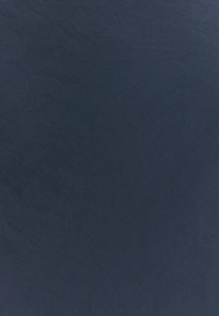 Marineblaue Stoff mit leicht strukturierten Oberfläche, der ein schlichtes Design und eine einheitliche Farbe aufweist. Ideal für verschiedene Textilanwendungen.