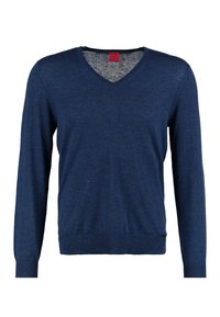 Herrenpullover mit langen Ärmeln in Marineblau, V-Ausschnitt, gerippten Bündchen und Saum, aus einfarbigem Strickstoff und mit einem kleinen roten Etikett im Kragen.