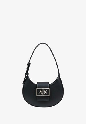 Bolso de mano de cuero negro con forma curva, correa ajustable y un prominente cierre con logo plateado en la parte delantera. Textura lisa en toda su superficie.