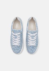 Heledad hall sneakerid kerge mustriga, millel on valged paelad, tekstureeritud kangas ülemine osa ja kummist tald. Gabori logo on nähtav sees.