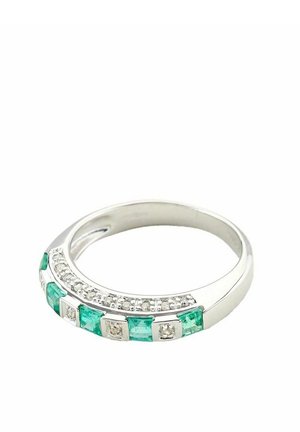 Bague en argent ornée de pierres précieuses alternant rectangles en émeraude verte et carrés transparents, avec un anneau lisse et une surface texturée.