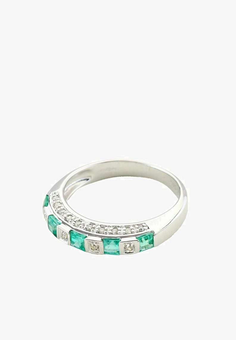Strieborný prsteň so striedavými smaragdovo zelenými obdĺžnikovými a čírymi štvorcovými drahokamami, s hladkým pásikom a textúrovaným povrchom.