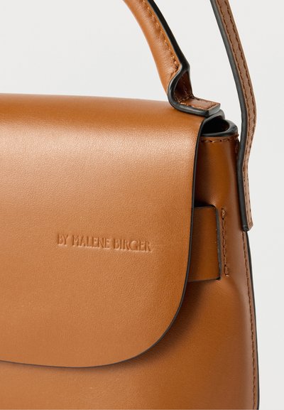 Ταν χιαστί τσάντα ώμου με κλείσιμο με καπάκι, που διαθέτει το ανάγλυφο όνομα της μάρκας "BY MALENE BIRGER" στο μπροστινό μέρος.