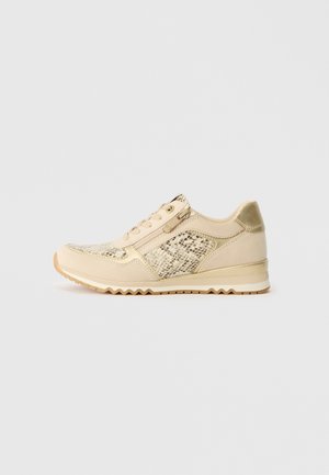 Beige Sneaker mit einer strukturierten, faux Reptilleder-Panele, runder Zehenpartie, Schnürverschluss und einer geriffelten Gummisohle. Subtile metallische Akzente an den Seiten.