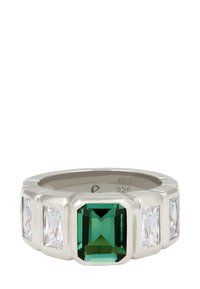 Silberring mit einem großen, smaragdgeschliffenen grünen Stein in der Mitte, flankiert von zwei rechteckigen klaren Steinen auf jeder Seite.