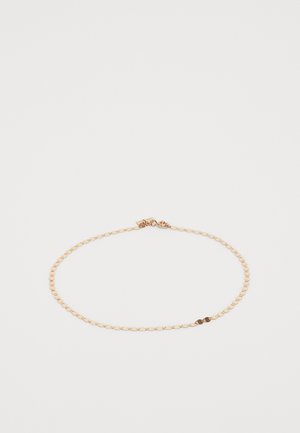 Bracciale a catena dorata con anelli circolari, dotato di chiusura a moschettone e finitura liscia, con una lunghezza di circa 18 cm.