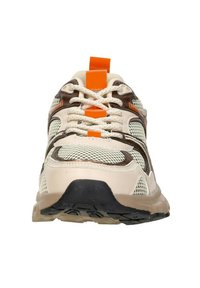 Dikke sportieve schoenen met een beige mesh bovenwerk, bruin accent, oranje details, gestructureerde veters en een zwarte rubberen zool.