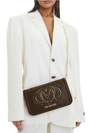 Borsa a tracolla in similpelle marrone con logo "M" dorato e tracolla a catena, caratterizzata da una texture liscia e una forma rettangolare strutturata.