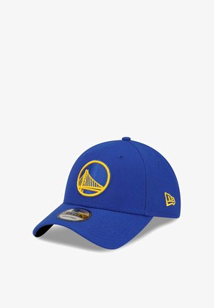 Casquette bleue en tissu, avec un logo jaune brodé d'un pont dans un cercle, et une visière plate. Marque New Era sur le côté.