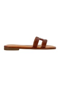 Sandalo in pelle marrone con due ampiezze cinturini e suola piatta. La superficie testurizzata aggiunge profondità; design minimalista senza decorazioni.