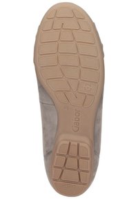 Suola di scarpa in suede grigio con fondo in gomma testurizzata. Presenta scanalature flessibili e bordi rinforzati. Include il marchio "Gabor" e il dettaglio "LATEX".
